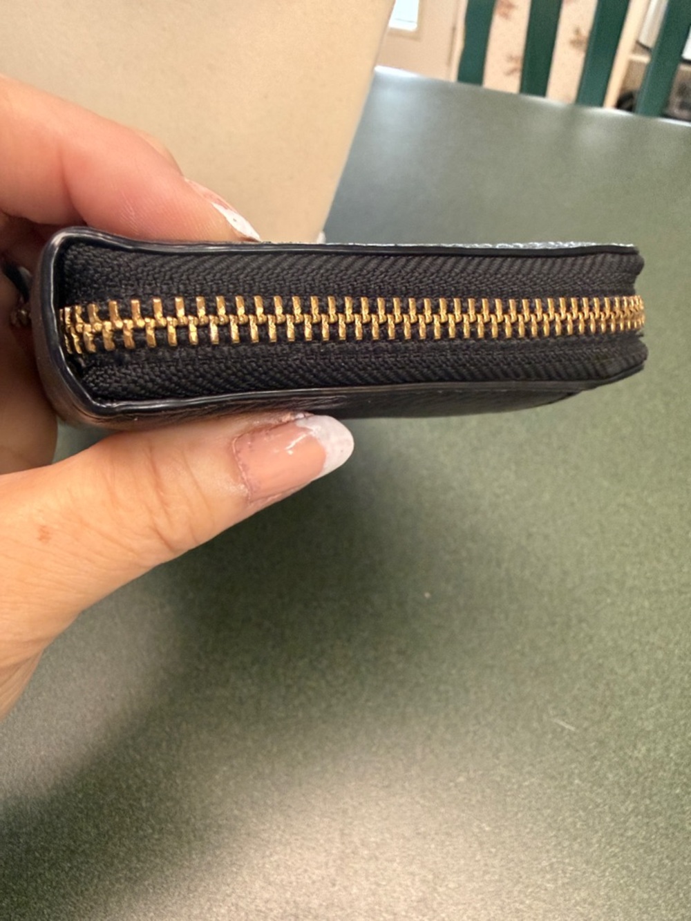 kate spade black pebbled leather zip-around wallet with gold plaque - Picture 4 of 7